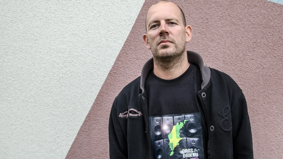Stefan Gabrielssons låtar har ofta ett lättsamt Gotlandstema, men nu är han aktuell med en mer allvarlig och samtidskommenterande historia. 