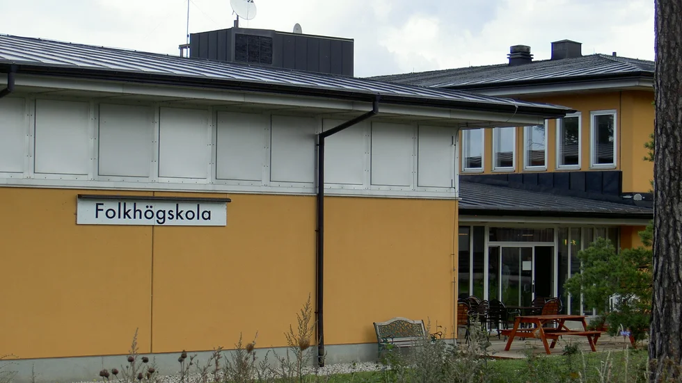 Den här fastigheten, där folkhögskolan i Fårösund har verksamhet, ägs av SBB och hyrs av regionen.