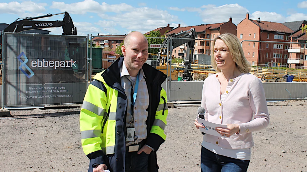 Sankt Kors vd, Anna-Maria Jakobsson, i samtal med Peter Nilsson, projektledare för Ebbepark under onsdagens spadtag för ett nytt kontors- och affärshus.