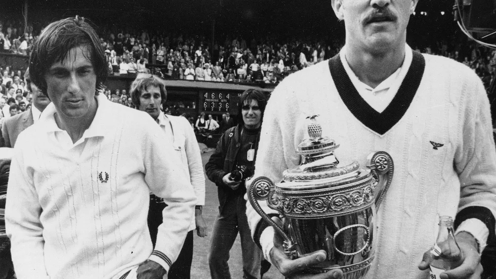 Ilie Nastase har precis förlorat Wimbledonfinalen mot Stan Smith efter fem stenhårda set.