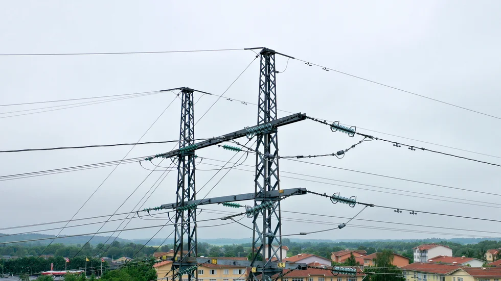 Elnäten behöver förberedas för en högre andel förnybar energi, anser skribenterna.