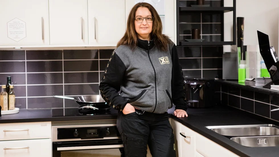 Köksplaneraren Jasmina Dajic rekommenderar att ugn och mikrovågsugn placeras i ett högskåp om man har utrymme. Sedan är det viktigt att ha en avställningsyta intill.