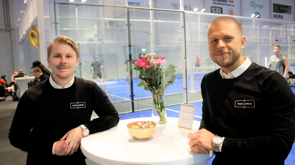 Rickard Hedfors och Anders Johnson i den sprillans nya padelarenan på Movägen. 