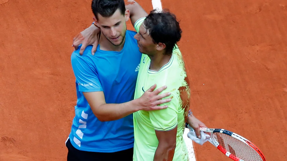 Rafael Nadal, till höger, kramar om Dominic Thiem efter finalsegern i Franska mästerskapen i fjol.