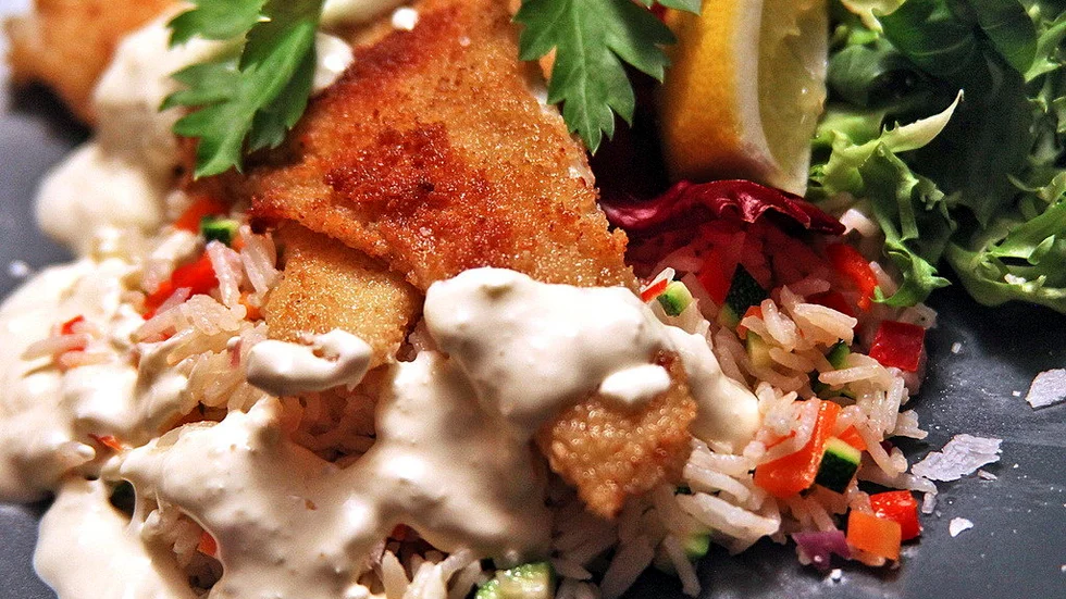 Kryddigt grönsaksris och kyld ingefärssås sätter fart på den panerade fisken.