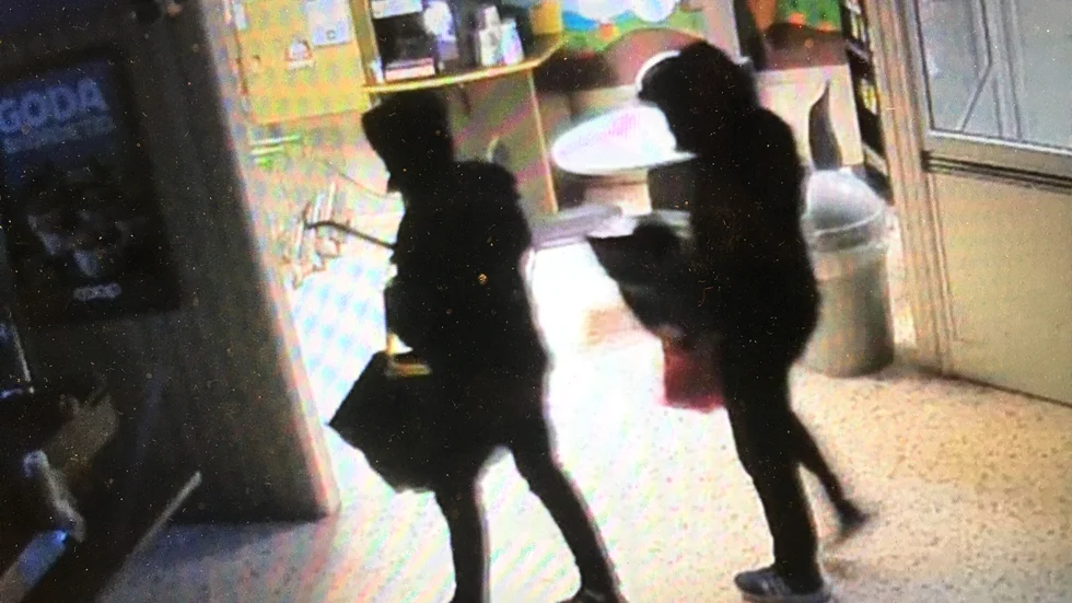 Coop-tjuvarna på väg in i butiken i Byske. En av männen var 25-åringen, menade åklagare Pär Öhman – och mannen dömdes också.