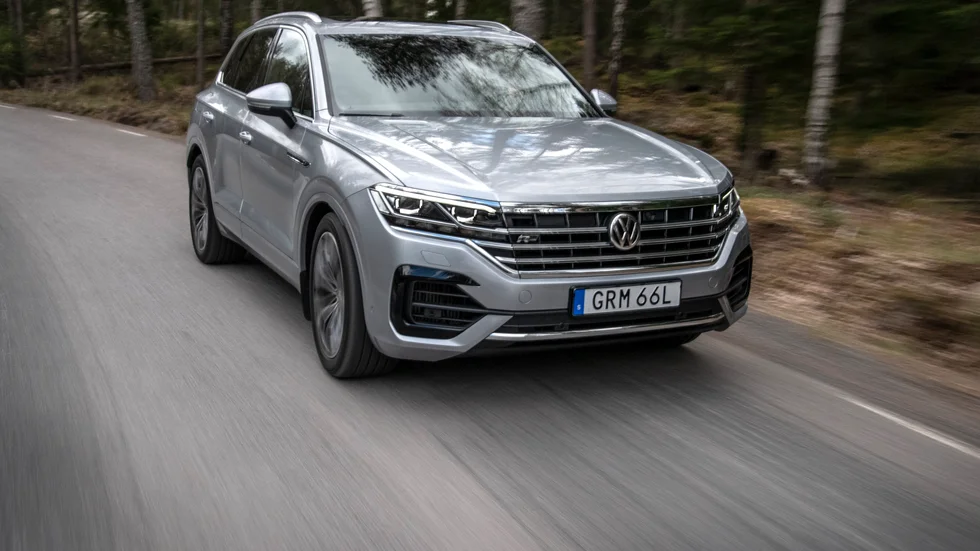 VW Touareg har fått sitt namn efter ett nomadfolk i Sahara och tillverkas i Slovakien, men det är en tysk bil som nu också går att få med bensinmotor.