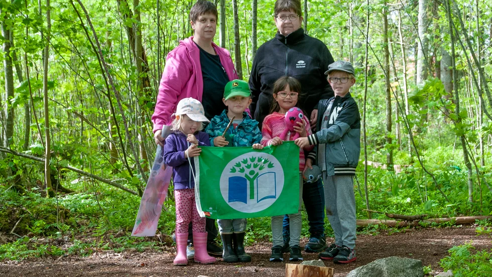 Grön Flagg på Skogslyckan. Förskollärarna Elin Beck-Friis och Lotta Bergwall-Friberg, tillsammans med Ella, Edvin, Jennifer och Adrian.