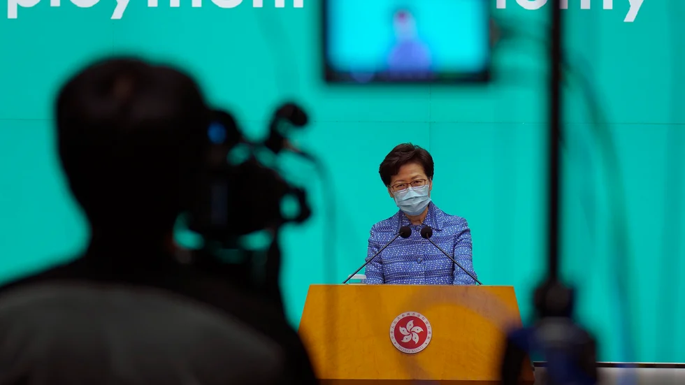 Hongkongs ledare Carrie Lam vid en presskonferens.