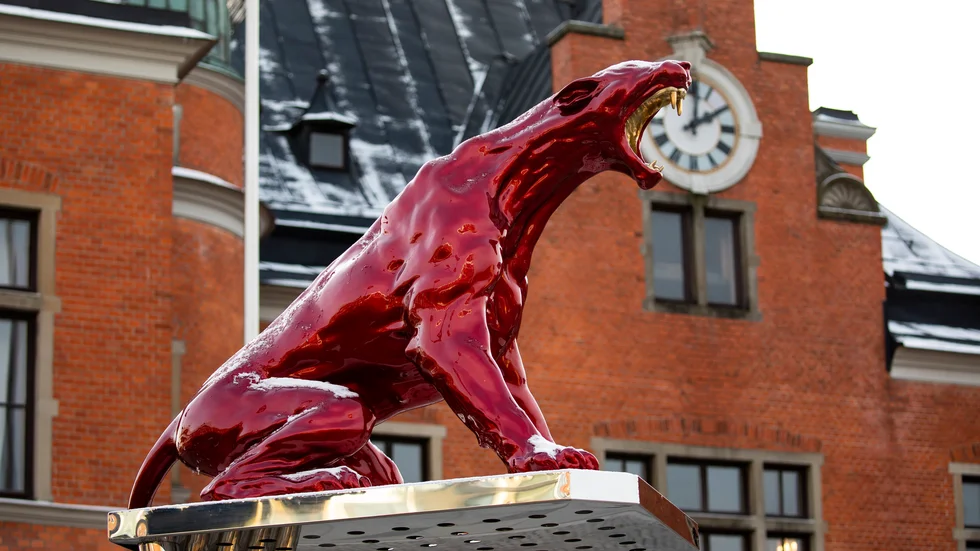 Konstnären Camilla Akrakas rödlackerade pumavrål står på Rådhustorget i Umeå. Pressbild.