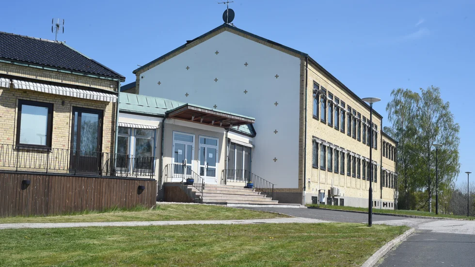 "Vi är djupt oroade av Sverigedemokraternas återkommande angrepp på våra folkhögskolor, och vi frågar oss hur Liberalerna och Moderaterna ska kunna stå upp för folkhögskolorna i ett samarbete där Sverigedemokraterna kan bli det största partiet", skriver debattörerna. På bilden en av länets folkhögskolor, den i Vimmerby.