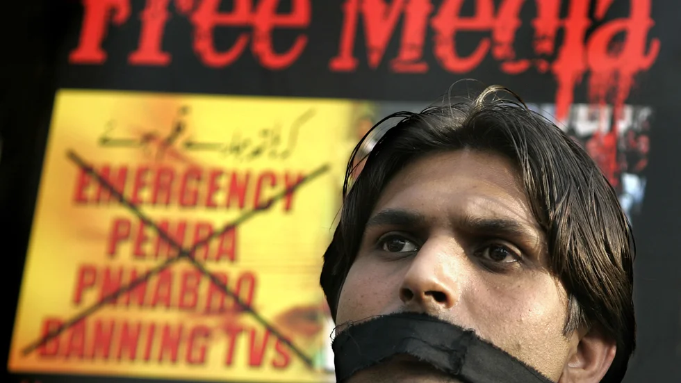 En pakistans journalist som protesterar mot militären. Bilden är från 2007. Pressfriheten är fortfarande under attack.