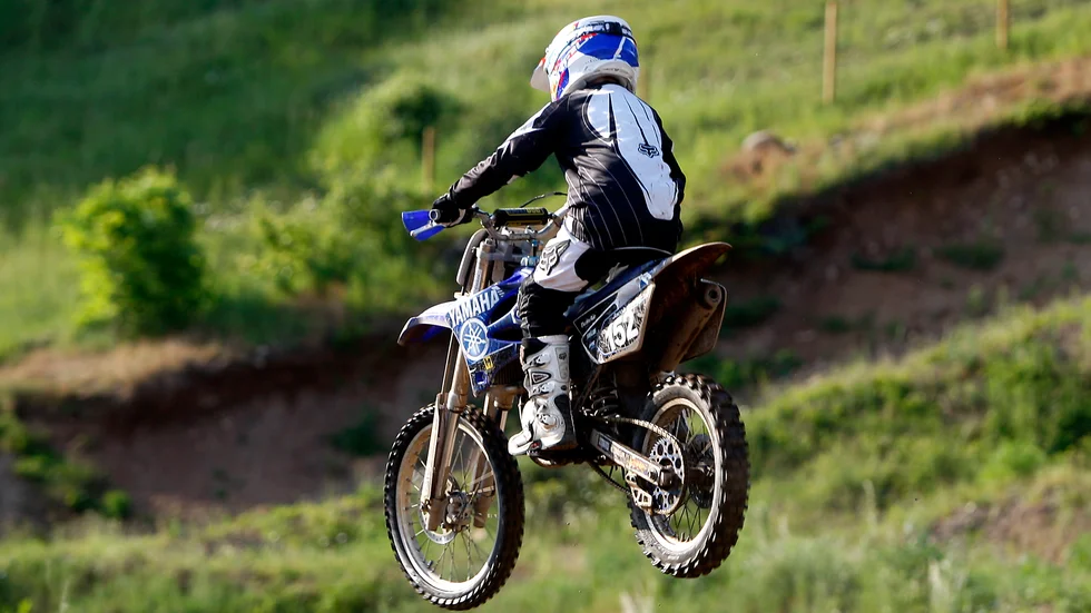 Nu ska bygget av en 280 meter lång bullervall påbörjas vid Duntebergets motocrossbana.