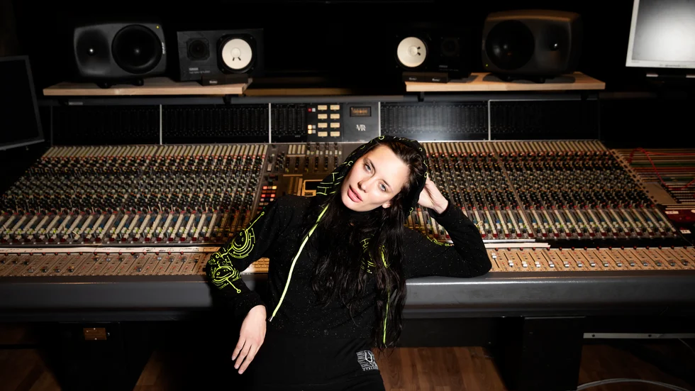 Intresset av att skapa musik med dator i studio lockade Desideria Thur till utbildningen i interaktiv ljuddesign, som utnyttjade klassiska Soundtrade studios för delar av utbildningen. 