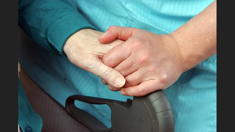 Till följd av coronapandemin kan inte kommunen längre erbjuda jobb för ungdomar inom vården. Nu söker man efter nya arbetsplatser som kan ta emot feriepraktikanter. 