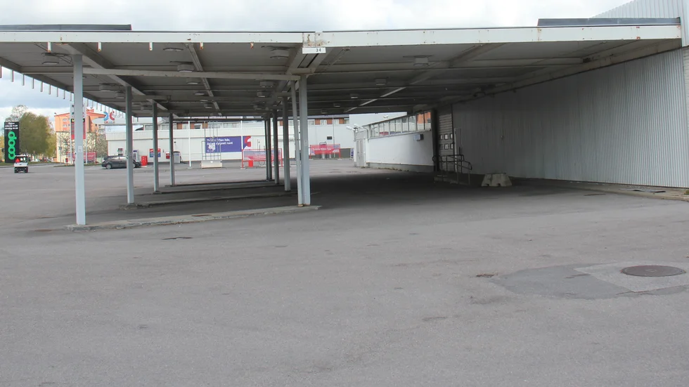 En anmälan om skadegörelse har upprättats efter att det upptäckts skador i taket på en bensinstation i Kisa, där det ska ha lossnat plåtbitar från taket. Beninstationen är en annan än den på bilden.