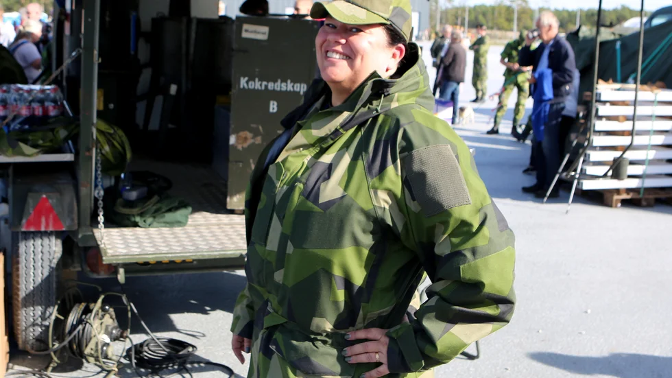Jannike Svensson i Lottakåren framför en kokvagn. Med hjälp av den kan hennes grupp laga mat åt 150 soldater åt gången. Bild fotad på Gotland den första mars ni år, året då antalet lottor ökat rekordartat.