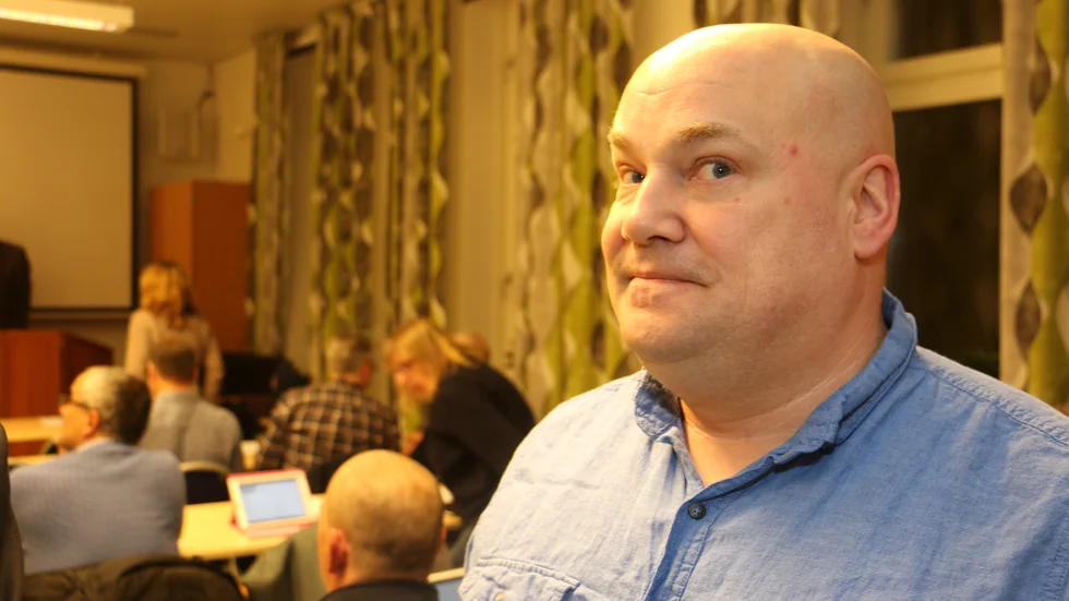 Micke Lång ska välkomna våren med "Vintern rasat ut" från taket på centrumhuset.