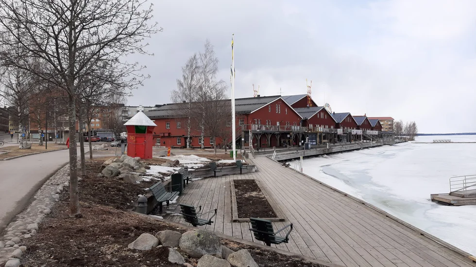 Teaterhuset och magasinen i Norra hamn ägs av Luleå kommun, som förbereder hyresrabatter för drabbade företag som restauranger. 