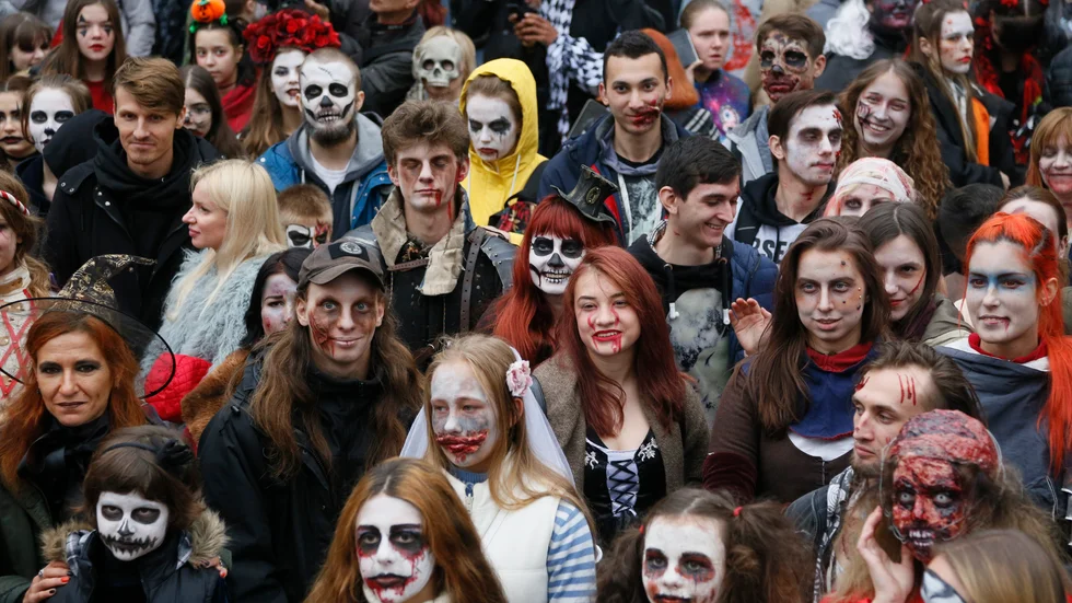 Människor utklädda till zombier under en så kallad "zombie walk" i ukrainska Kiev. Arkivbild.