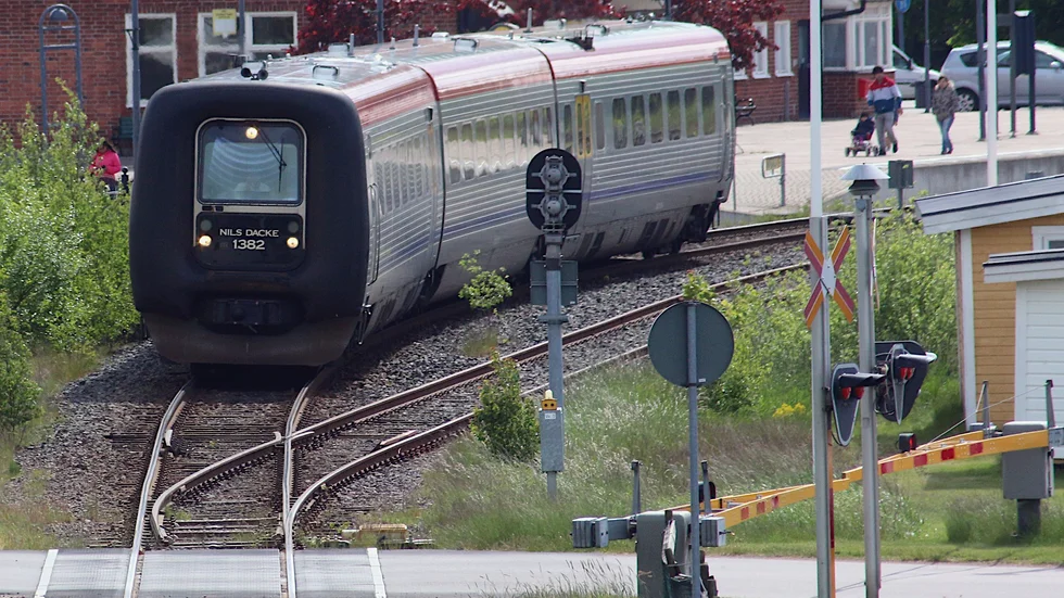 "Det är tydligt att infrastrukturen i Kalmar län inte håller den standard som krävs för att möta dagens behov", står det i debattinlägget skrivet av Mattias Bäckström Johansson, riksdagsledamot SD, Johnny Svedin, riksdagsledamot SD och Martin Kirchberg,oppositionsråd, Region Kalmar län SD. 
