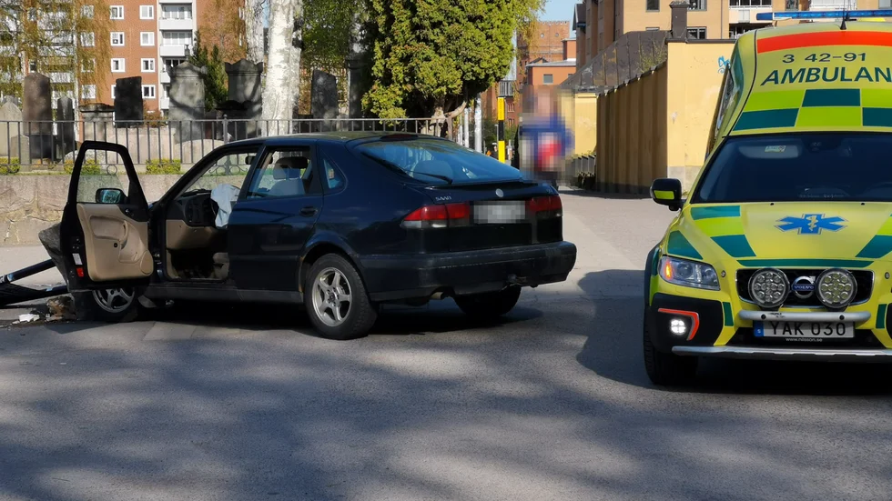 Här tog färden slut, mot en sten på platsen.