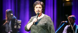 Stand-up-karriären över för Babben – sjukdom bakom beslutet • ”Orkar inte turnera på samma sätt”
