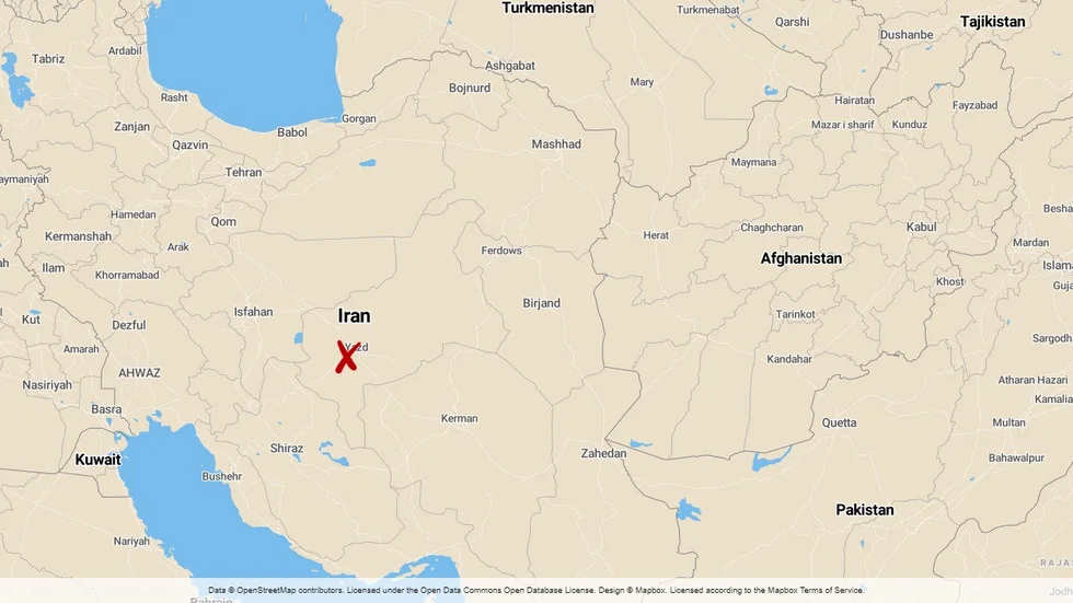 De skadade flyktingarnas bil ska ha blivit beskjuten och fattat eld i provinsen Yazd i centrala Iran, enligt Afghanistans utrikesdepartement. Iran har dock tillbakavisat uppgifterna.