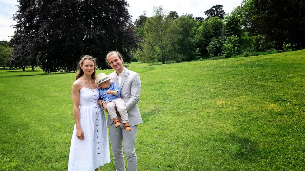 Fanny och Simon Sporrong var jätteglada över att äntligen vara gifta. Med sig hade de lilla Eliott som nu ville hem och vila. 