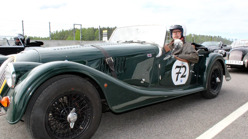 "Min bil är nog den svagaste av de som är här. Jag har varit uppe i 140 men då blåste det tillräckligt kan jag säga", säger Stefan Olsson som kör en Morgan 4/4 av 2003 års modell.