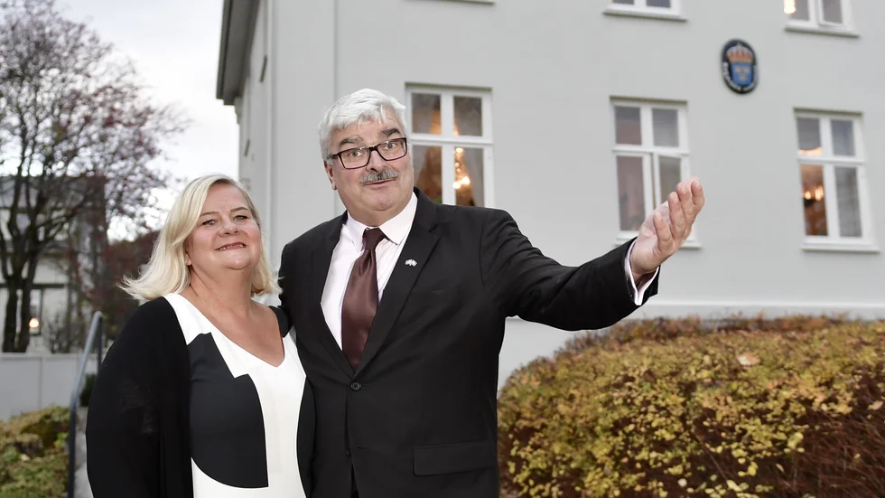 Håkan Juholt lämnas ambassadörsposten. Här tillsammans med sin hustru Åsa utanför residenset i Reykjavik. Arkivbild.