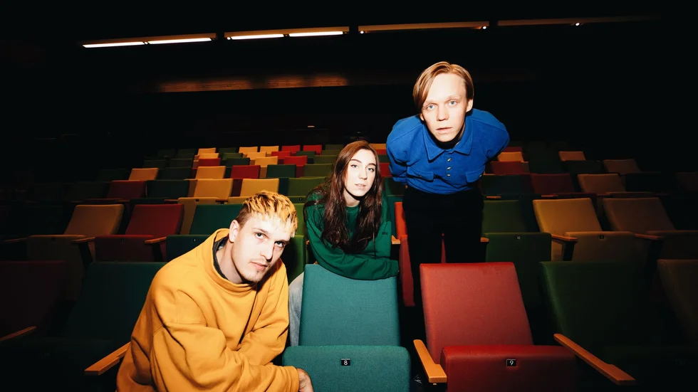 Bandet heter "Hemliga klubben", fast de inte är så himla hemliga. Gustav Gällhagen, Adéle Cechal och Linköpinskillen Mattias Jonsson är trion som bandet består av nu. 