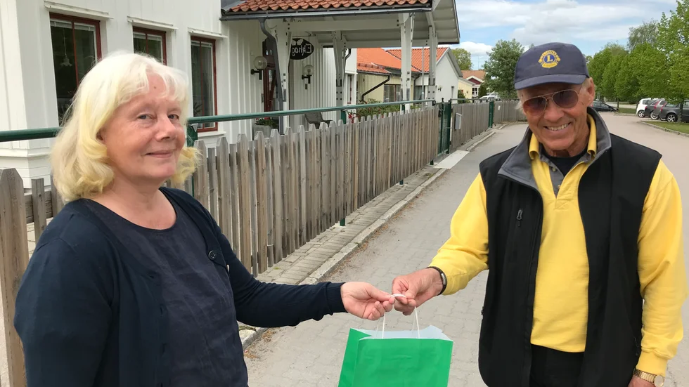 Monica Petersson tar emot en telefon från Lions president Sune Engström.