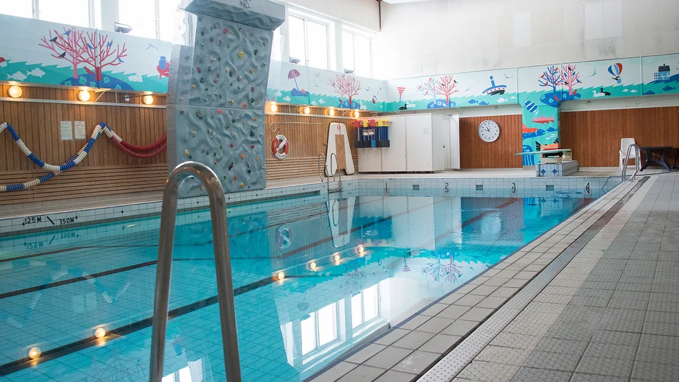 Centrumbadet börjar ha gjort sitt. Det byggdes 1964 och renoverade 1994. Nu vill S och V bygga en nytt badhus och sporthall med "extra allt". 