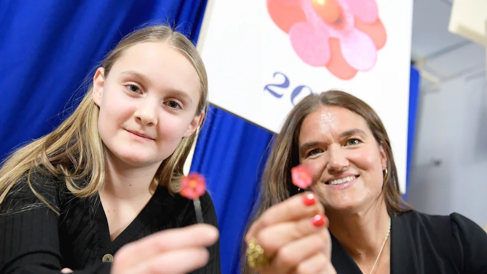 Årets majblommedesigner Elin Eisele, 12 år, från Alingsås, och Tove Lindahl Greve, Majblommans generalsekreterare, visade upp 2020 års majblomma under en pressträff i januari, innan organisationen tvingades digitalisera hela insamlingen. Arkivbild.