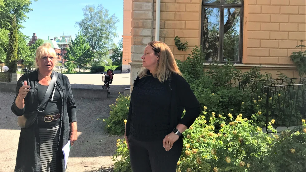 Näringslivsstrateg Berit Christoffersson och kommunalrådet Martina Hallström (C) presenterar serviceplanen för tolv mindre orter i Nyköpings kommun. Löftet om god dialog i landsbygdsutvecklingen ska bli till bra service och bättre tillväxt.