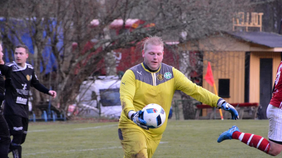 Spelande tränaren Robert Hagelin gjorde en bra match när Hjorted/Totebo spelade 1-1 i den första kvalmatchen. 
