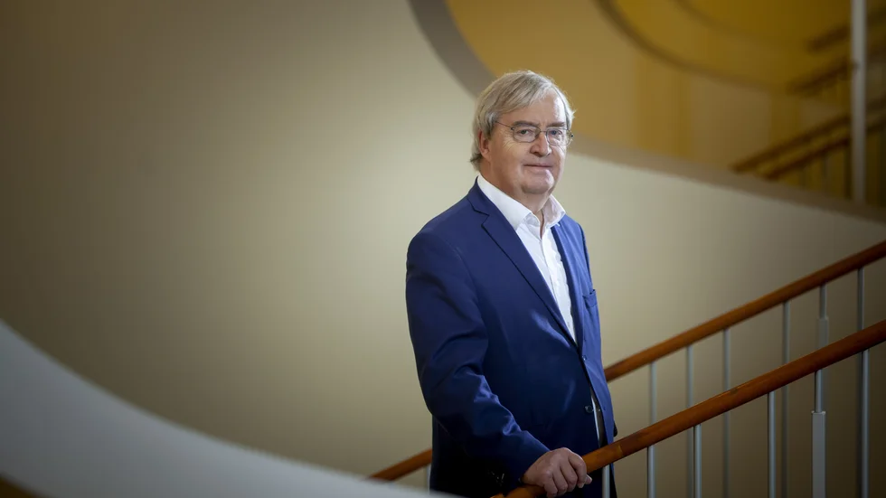 Erik Åsbrink, tidigare finansminister, har skrivit en biografi över sin föregångare, den legendariske finansministern Gunnar Sträng.
