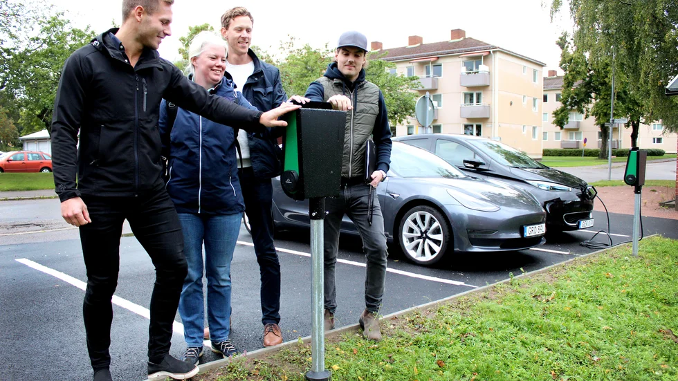 Att skaffa elbil är svårt för boende i lägenhet. Nu är det möjligt tack vare Wilhelm Stark, Jenny Gustafsson och Linus Öberg i styrelsen på Kungsvägen, samt Joel Sjösten, HSB-ombud.