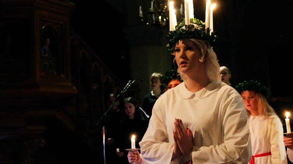 Ellen Nyberg och hennes tärnor tågade ut till "Sankta Lucia".