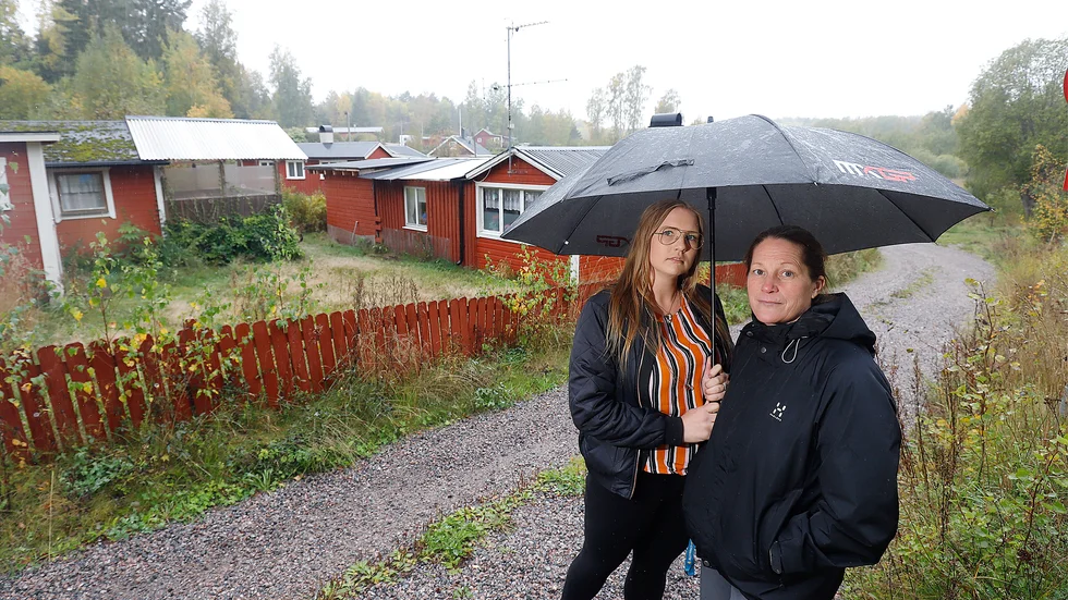 Sanna Ekström och Åsa Ekdahl bor permanent i Sandhem i östra Borsökna. De, liksom flera i tomtägarföreningen, reagerar över kommunens kostnadsförslag gällande nya vägar i området.