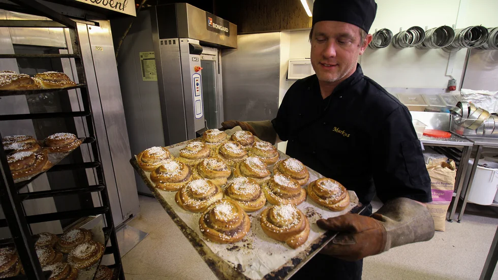 Markus Larsson bakade bullar hela morgonen. Bullarna gräddas i ugnen på 250 grader i nio minuter. 