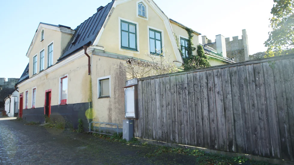 "Problemet är att huset har (hade) stora kulturhistoriska värden. Byggnadsnämndens dilemma är nu huruvida man ska belöna ägaren och ge honom hans eftertraktade bygglov för att han brustit i underhåll, eller ska man våga vidta tvångsåtgärder?".