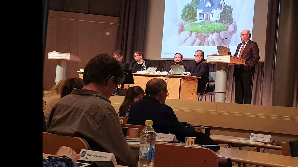 De politiska ledamöterna i regionfullmäktige diskuterade det allvarliga ekonomiska läget i den östgötska sjukvården. 