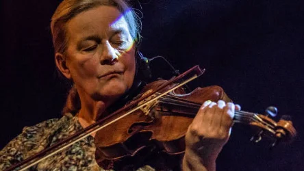 Violinisten Anna Lindal kommer till festivalen.