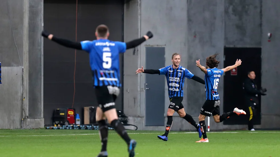 Axel Björnström gratuleras efter sitt 2–0-mål.