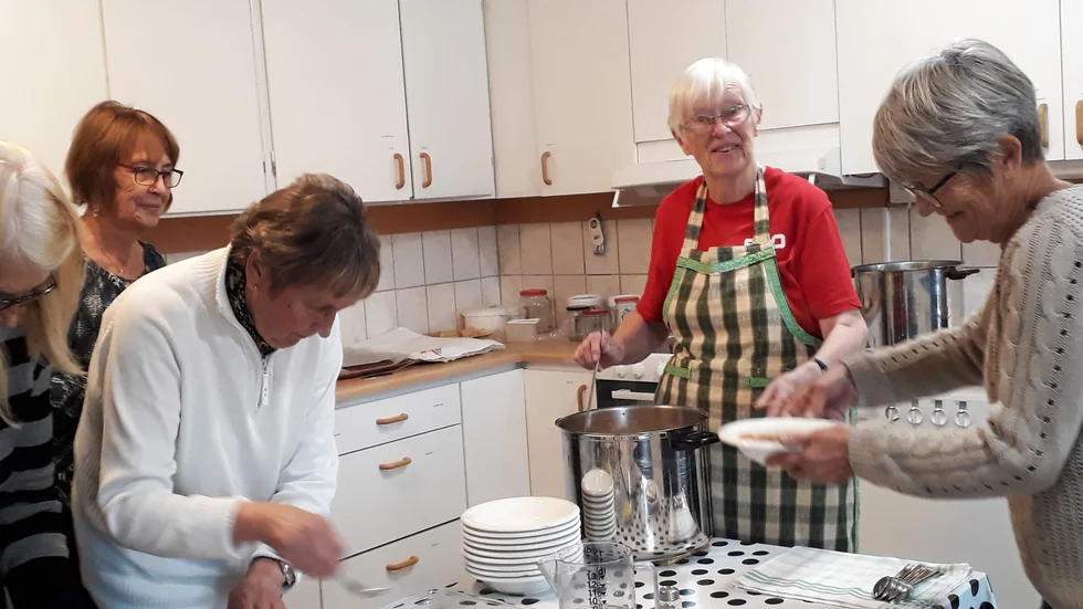 Lillemor Bergman redo att servera soppa men redan vid 11-tiden strömmar gästerna till för att prata och umgås. 