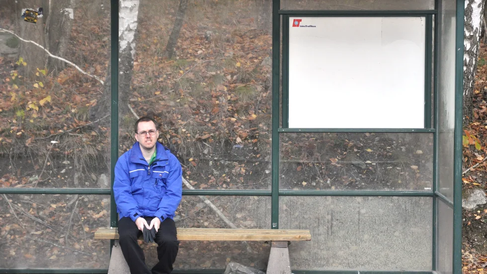 Tony Henningsson väntar på bussen - och på att en tidtabell ska sättas upp vid Hagstugan.