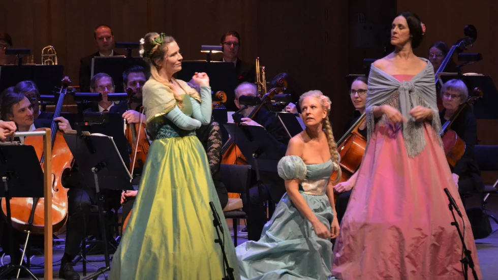 Duellerande sopraner i Konserthallen, Hanna Fritzson i rollen som Christina Nilsson, Gabriella Lambert-Olsson som Signe Hebbe och Caroline Gentele som Jenny Lind i showen "Näktergalarna".