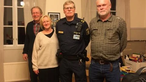 Erik Björklund, Matilda Börefeldt och Stefan Svensson, alla kontaktombud inom Västra Enebys grannsamverkan, tillsammans med polisinspektör Peter Viveland. 